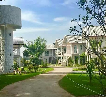Lop Buri Baan Suan Geb Tawan酒店 外观 照片